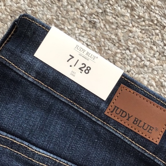 JUDY BLUE SKINNY FIT CAPRIS - NWT SIZE 7/28 - Picture 3 of 8